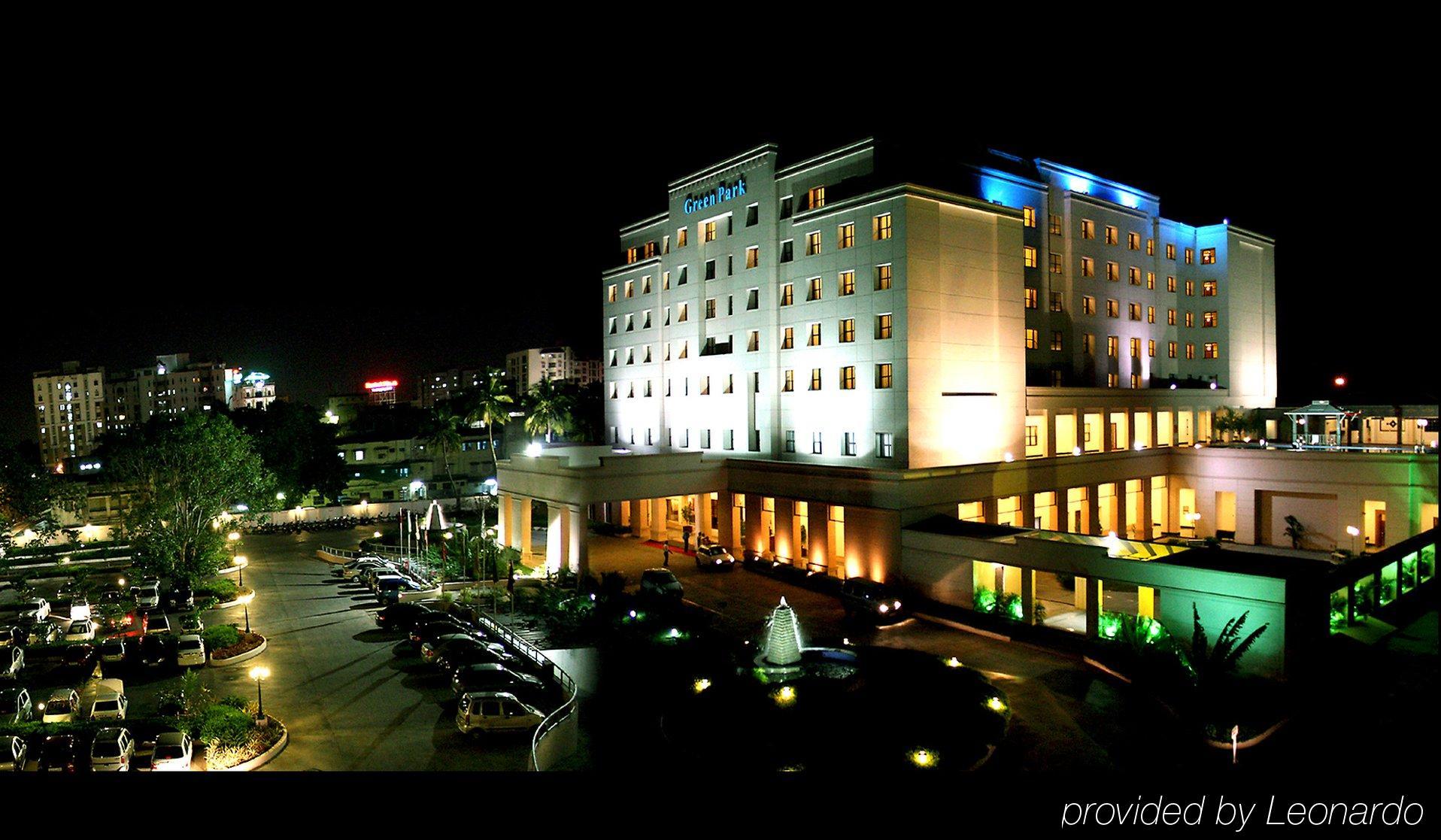 Greenpark Ченнаи Экстерьер фото The hotel at night