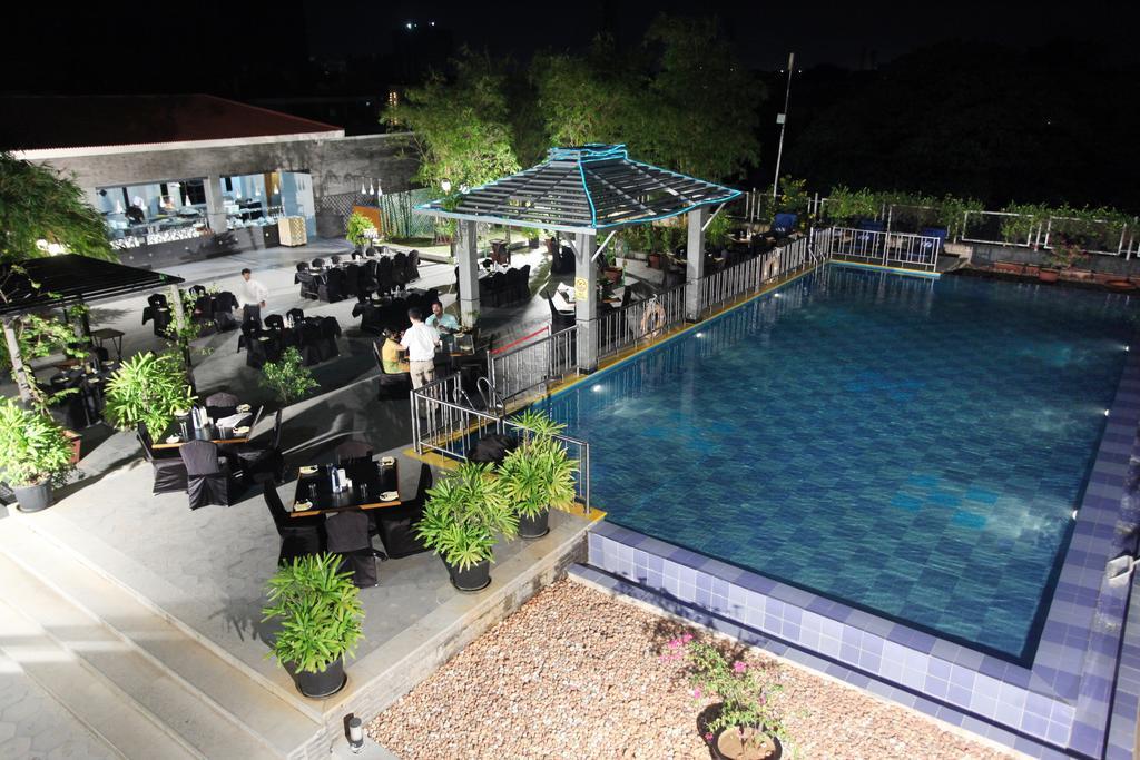 Greenpark Ченнаи Экстерьер фото The pool at the hotel