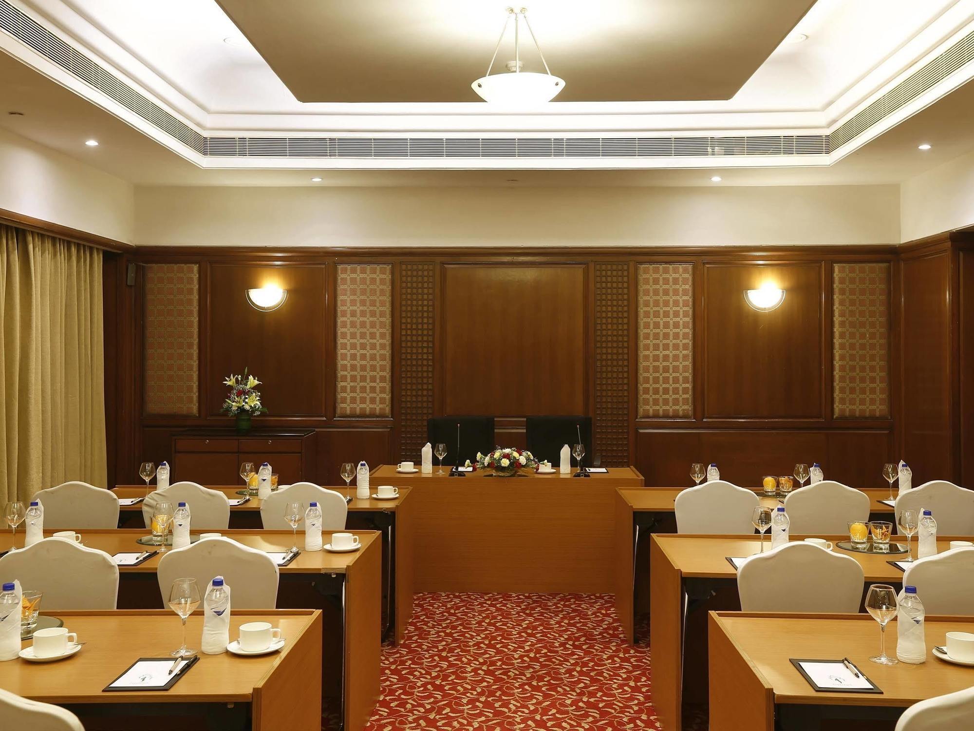 Greenpark Ченнаи Экстерьер фото A meeting room at a hotel