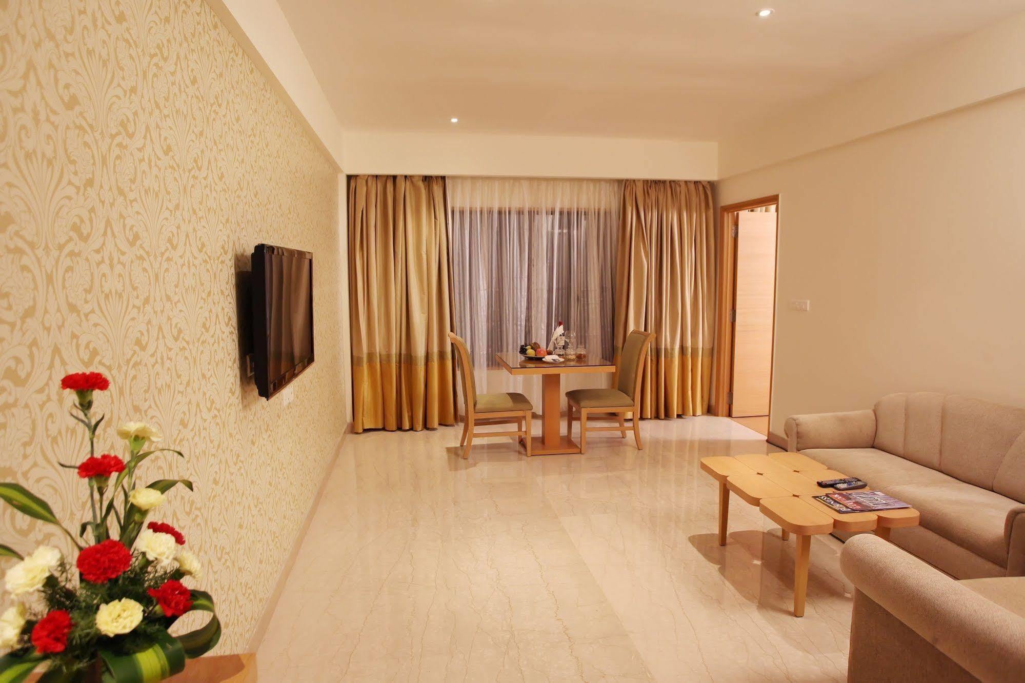 Greenpark Ченнаи Экстерьер фото A suite at the hotel