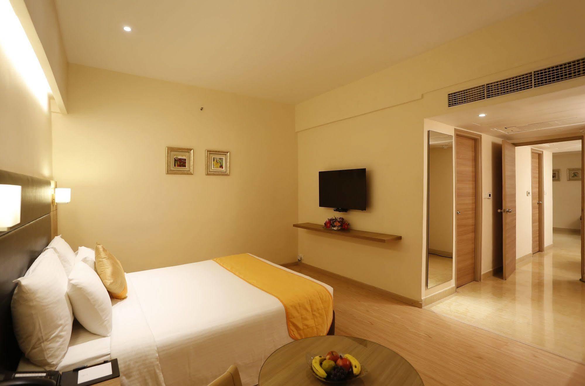 Greenpark Ченнаи Экстерьер фото A room at the hotel