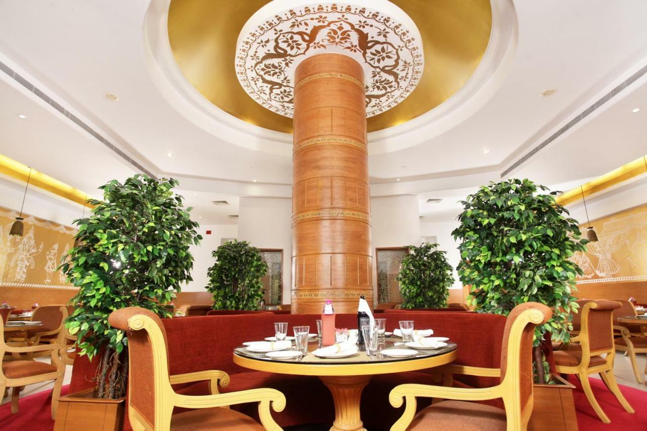 Greenpark Ченнаи Экстерьер фото The interior of the restaurant