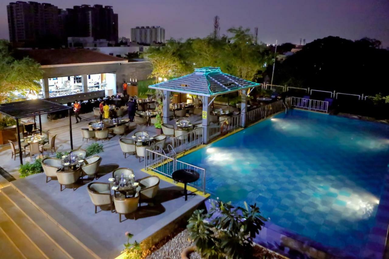 Greenpark Ченнаи Экстерьер фото The swimming pool at the hotel